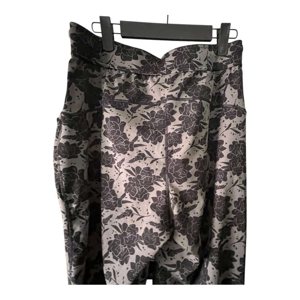 PopFit Gray and Black Floral Jogger Pants Size Medium - Picture 7 of 10